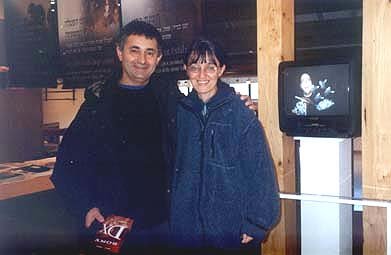 Ana Camusso y Avi Rosen —curador de la muestra multimedia "Siesta Games— en el Museo Janco-Dada. En el monitor situado a la derecha se puede ver a David Wapner
