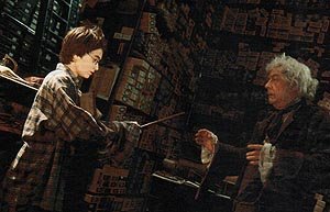 Harry Potter en el negocio del señor Ollivander (John Hurt), comprando su varita mágica