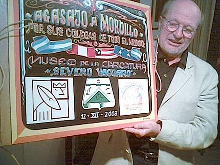 Mordillo con la carpeta