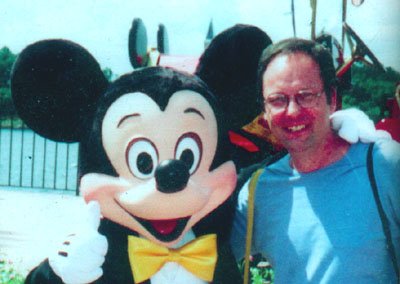 Clemente Montag con Mickey Mouse